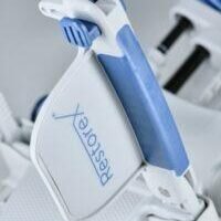 O RestoreX prende toda a cabeça do pênis. Isso permite o deslocamento da força sobre uma área maior e permite que forças de tração maiores sejam aplicadas com conforto e segurança em comparação com dispositivos alternativos.